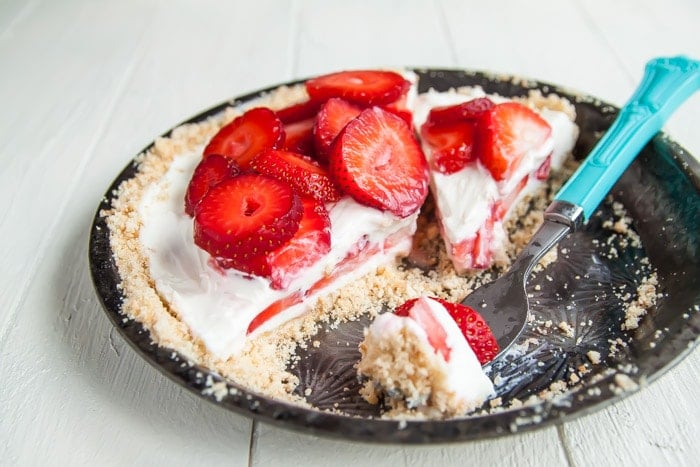 Strawberry-Frozen-Yogurt-Pie | dessertfortwo.com