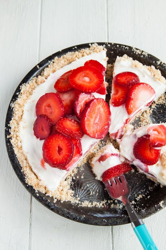 Strawberry-Frozen-Yogurt-Pie | dessertfortwo.com