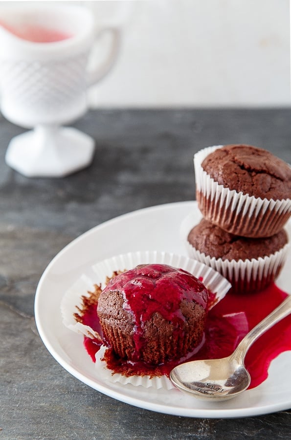Mini chocolate poundcake with raspberry sauce @dessertfortwo