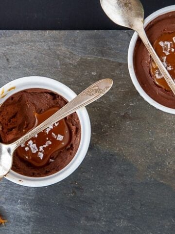 Easy chocolate cheesecake with caramel sauce for two