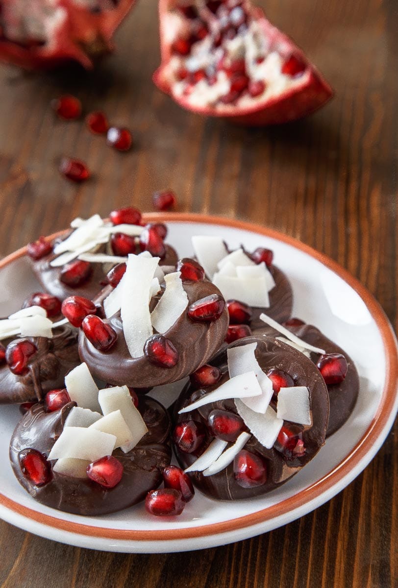 Easy chocolate bark recipe for edible gifts @dessertfortwo