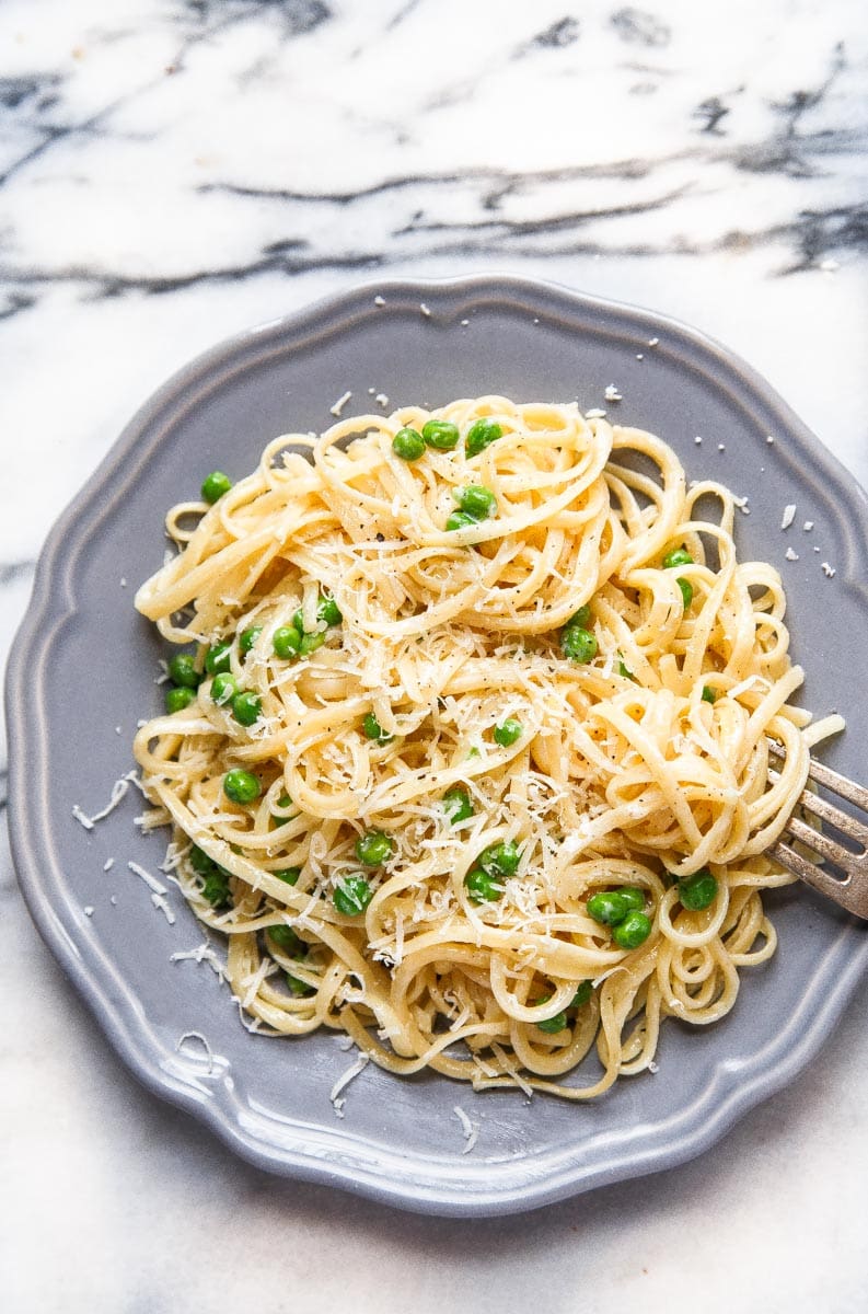 Easy Fettuccine Alfredo for Two. Valentine's Day dinners for two @dessertfortwo