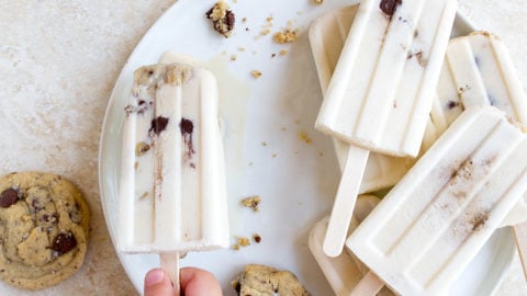Milk and Cookies Popsicles. Yummy creamy popsicles with cookies inside
