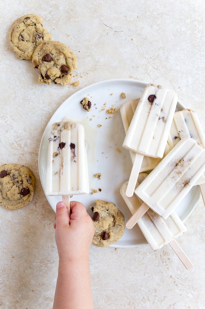 Milk and Cookies Popsicles. Yummy creamy popsicles with cookies inside