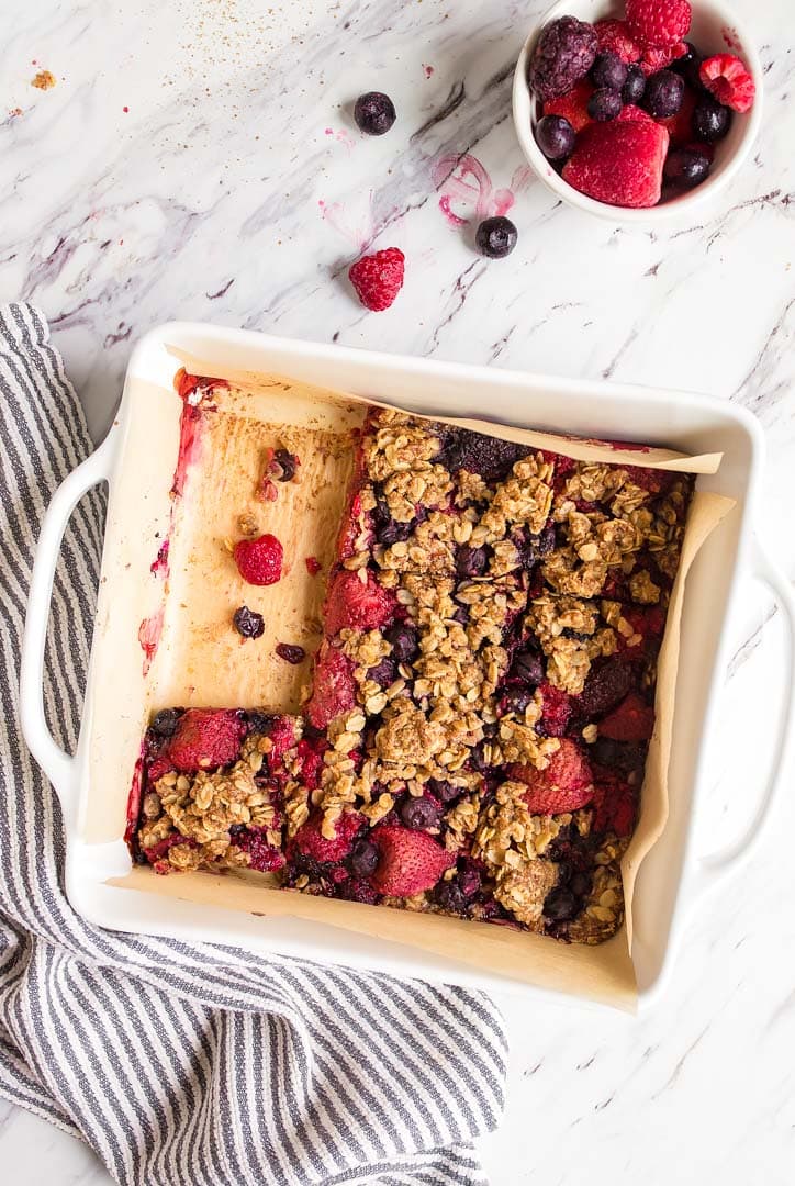 Mixed Berry Baked Oatmeal Recipe: Easy berry oatmeal bars for a healthy breakfast, after school snack idea, and great kid friendly food! Healthy breakfast on the go, good for a toddler breakfast idea, too! Mixed berry baked oatmeal bars.