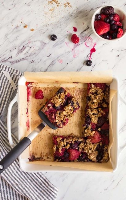 Mixed Berry Baked Oatmeal Recipe: Easy berry oatmeal bars for a healthy breakfast, after school snack idea, and great kid friendly food! Healthy breakfast on the go, good for a toddler breakfast idea, too! Mixed berry baked oatmeal bars.