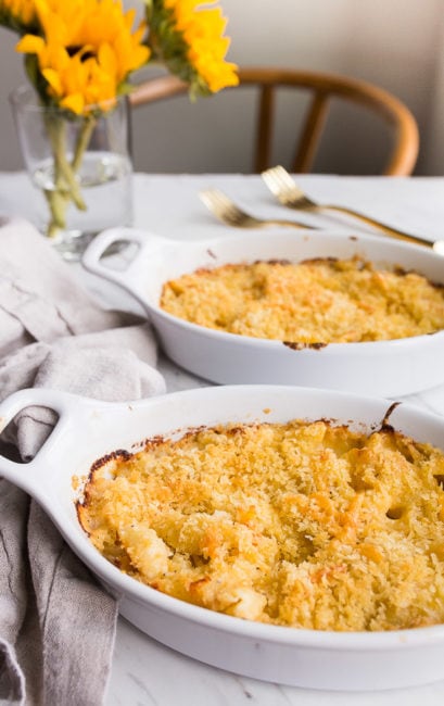 Lobster Mac and Cheese recipe for 2! Such a romantic dinner for two for Valentine's Day. #lobstermacandcheese #macandcheese #valentinesday #dinnerfortwo #romanticdinner #romanticmeal #datenight #macaroniandcheese #lobster