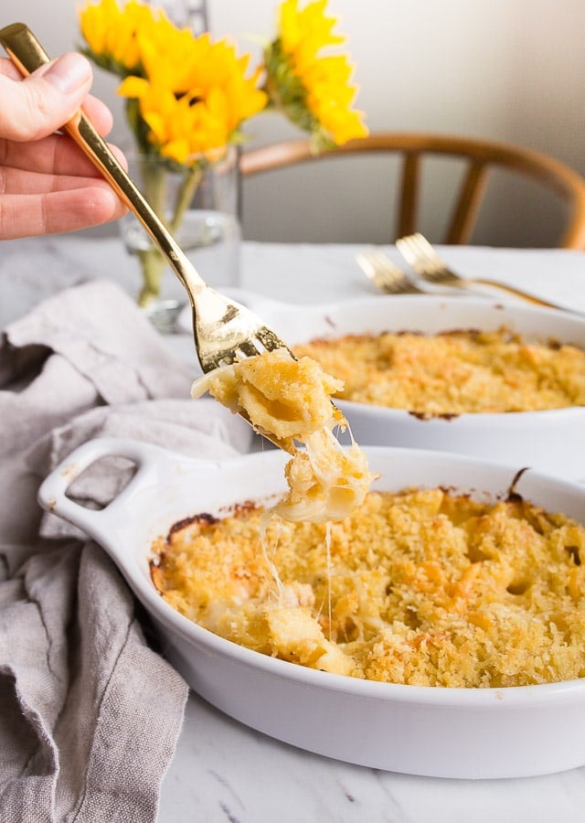 Lobster Mac and Cheese recipe for 2! Such a romantic dinner for two for Valentine's Day. #lobstermacandcheese #macandcheese #valentinesday #dinnerfortwo #romanticdinner #romanticmeal #datenight #macaroniandcheese #lobster