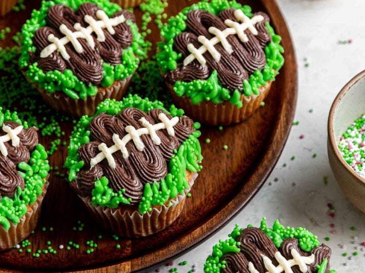 preparar A gran escala agujas del reloj Football Cupcakes (EASY) - Super Bowl Cupcakes
