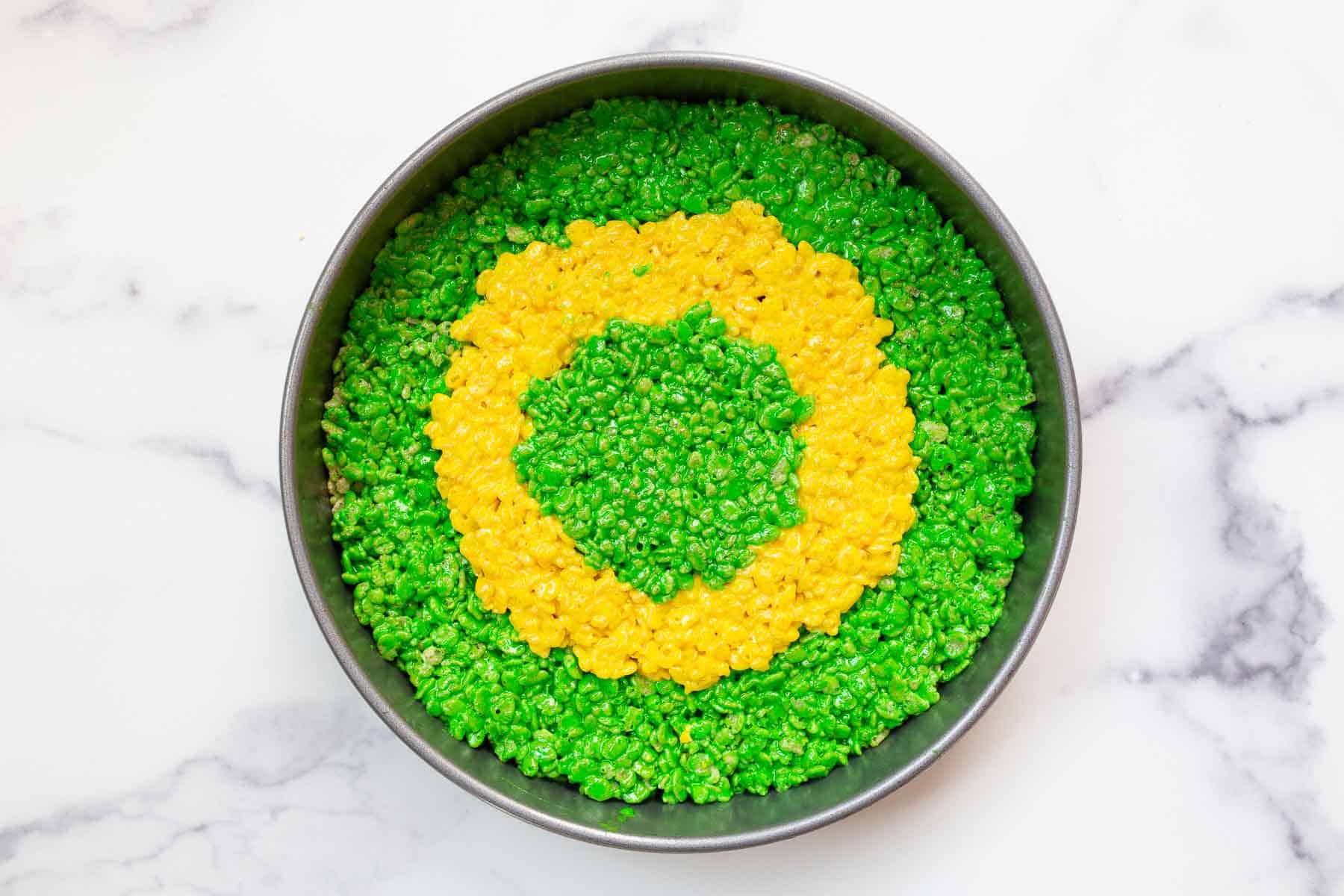 Green and yellow bullseye design in a round cake pan.